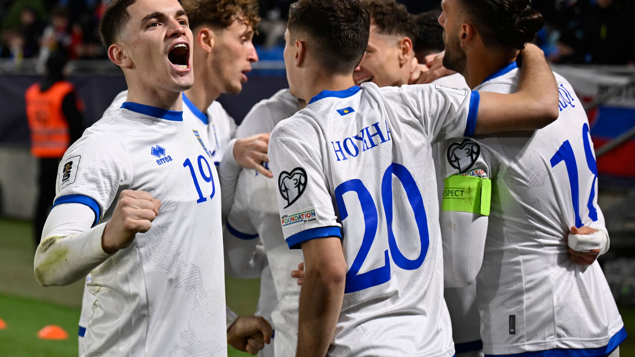 Fudbaleri tzv. Kosova proslavljaju pogodak (Murići skroz desno)