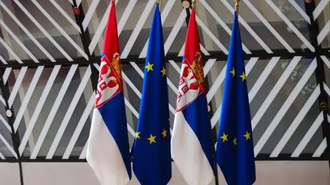 zastave Srbije i EU