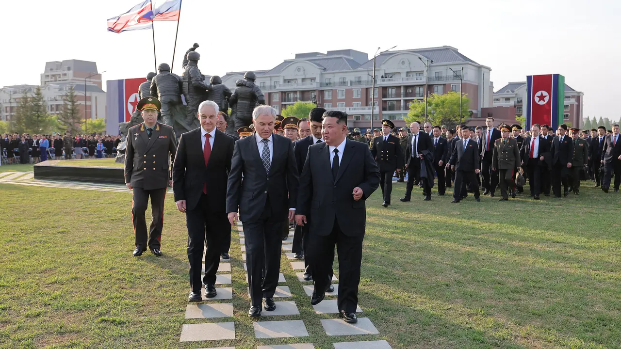 Kim Džong Un i ruski zvaničnici