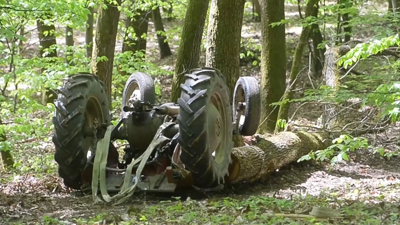 Prevrnut traktor