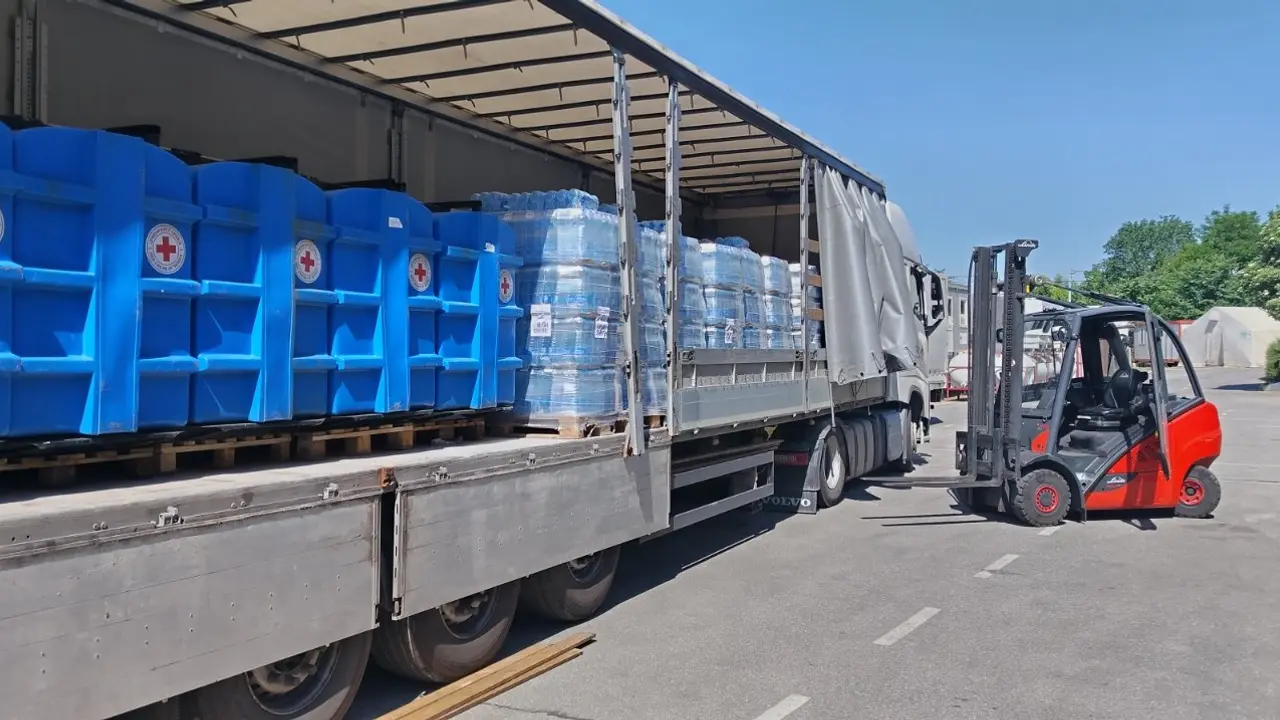 Crveni krst Srbije dopremio 16.200 litara flaširane vode