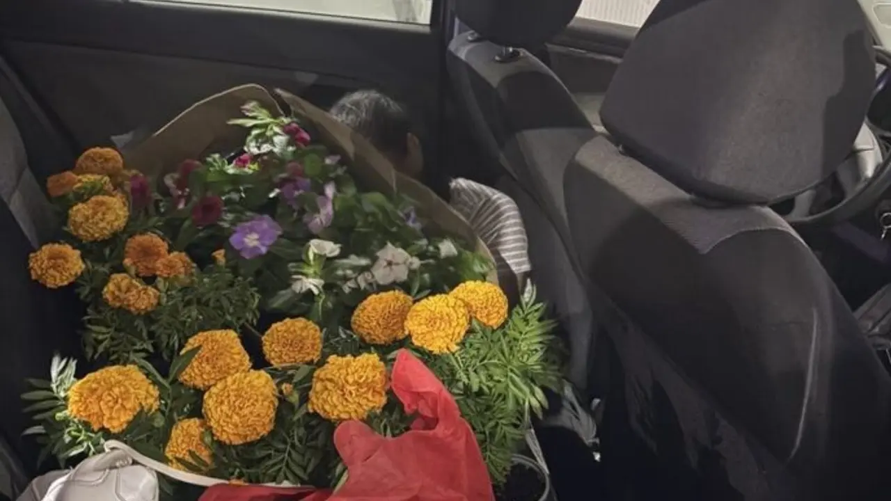 Žena sakrivena iza cveća