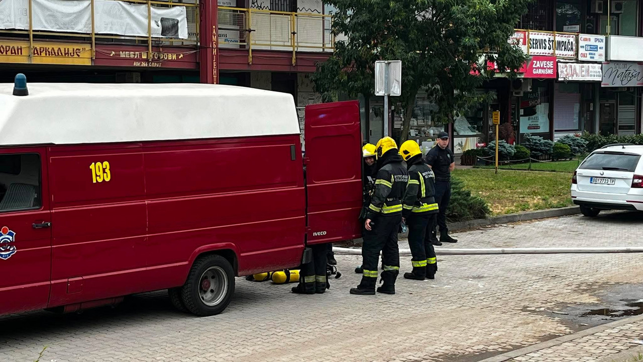 Vatrogasci u borbi s požarom na Novom Beogradu