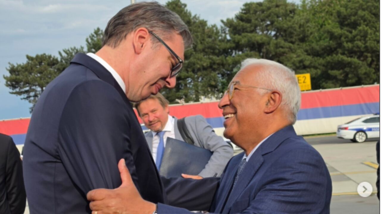 Vučić i Košta na aerodromu u Beogradu