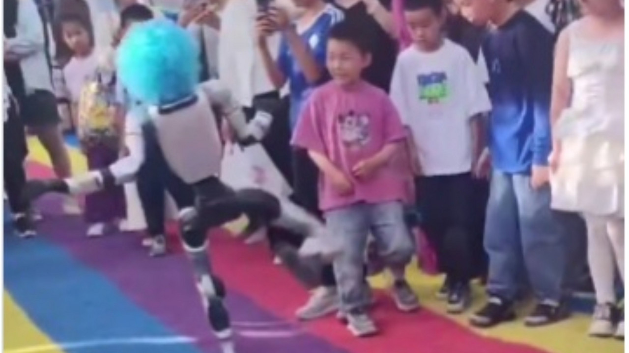 Robot šutnuo dete