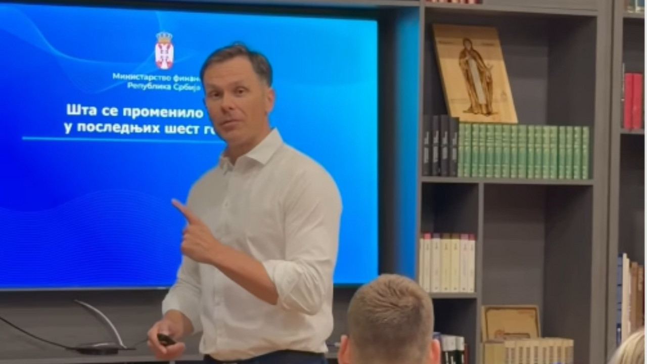 Siniša Mali sa polaznicima Akademije mladih lidera