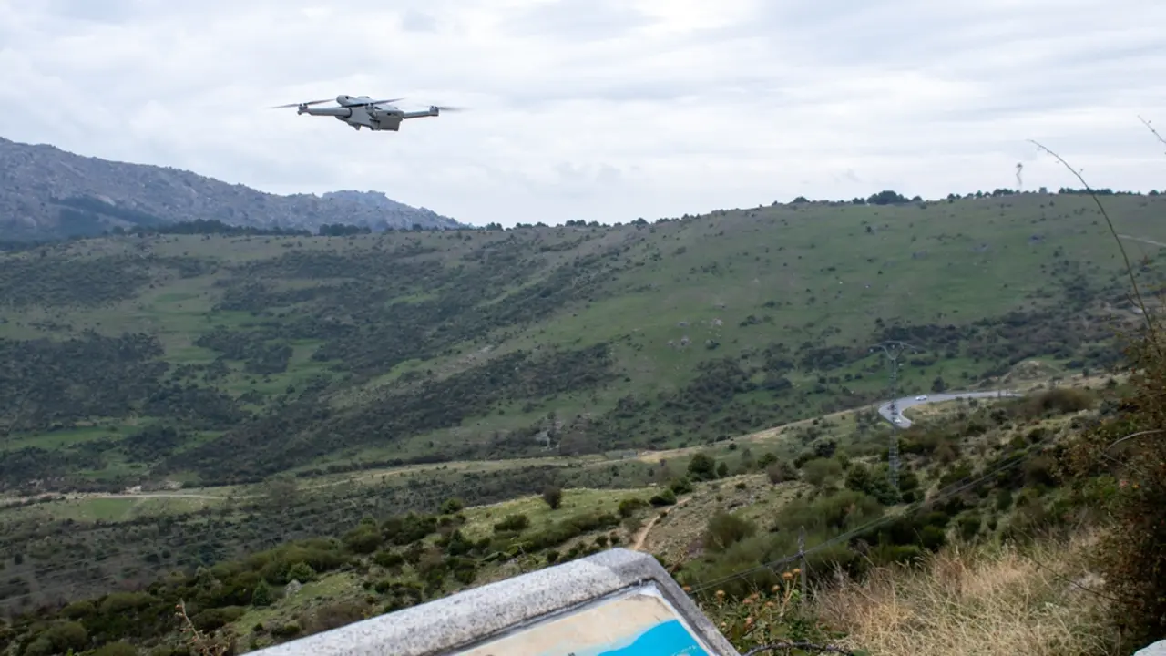 Dron preleće preko poljane