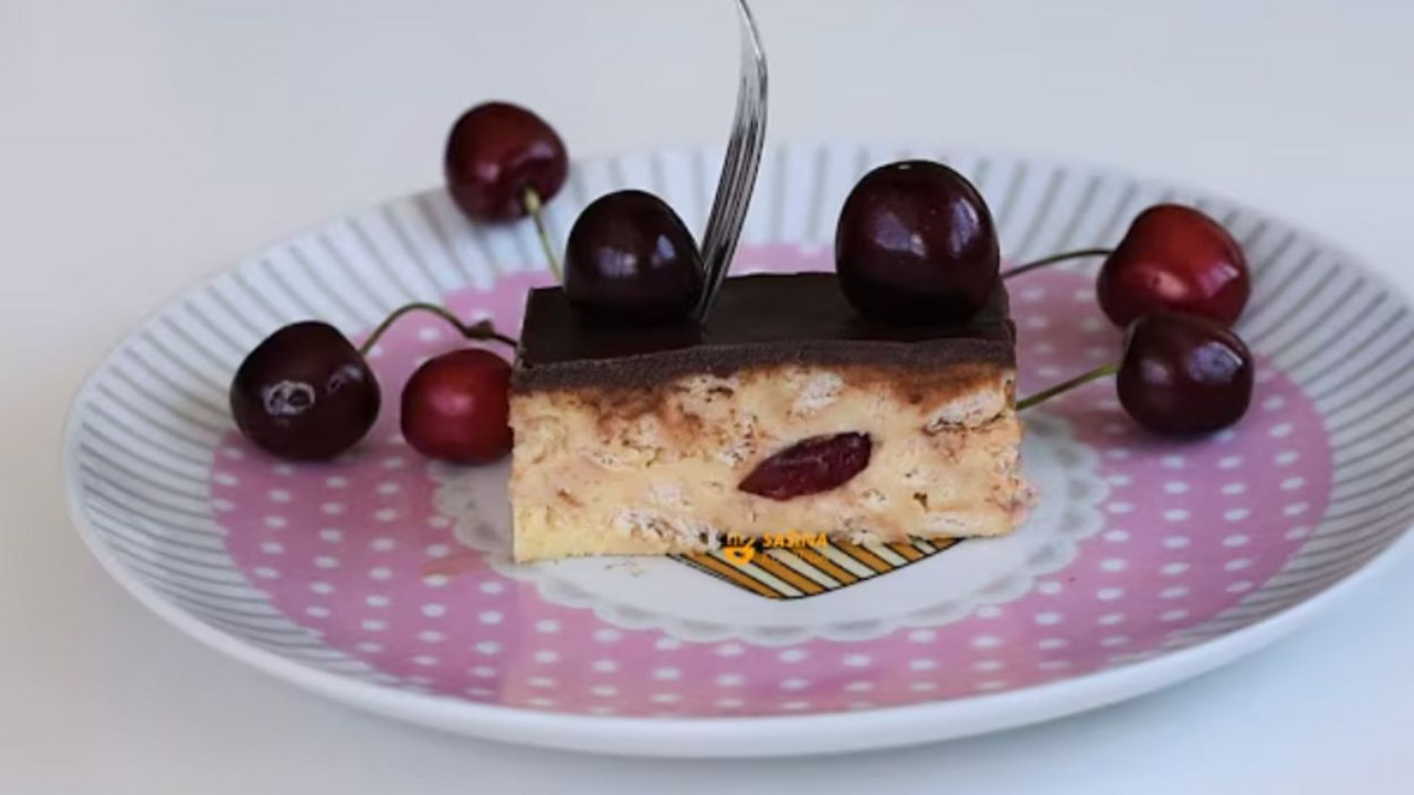 Kolač bez pečenja sa trešnjama, pudingom i keksom