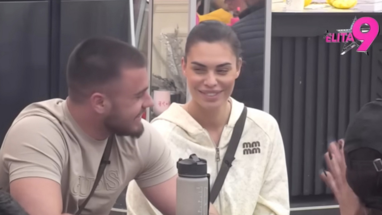 Mina Vrbaški i Viktor Gagić za crnim stolom