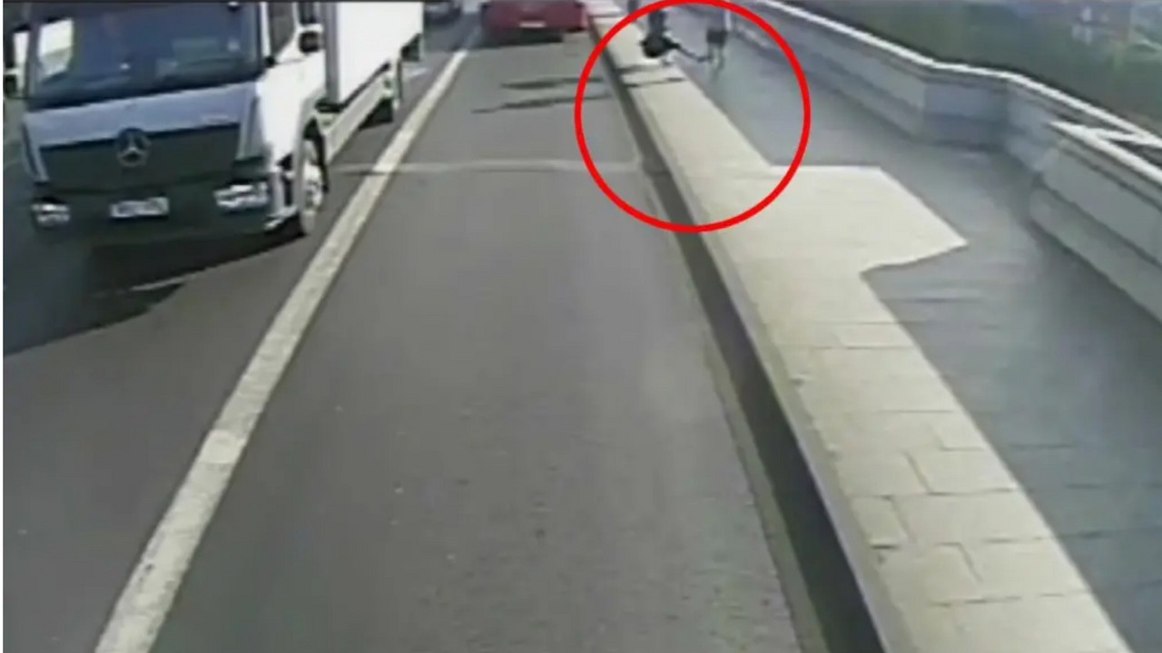 Trenutak odgurivanja žene pod autobus