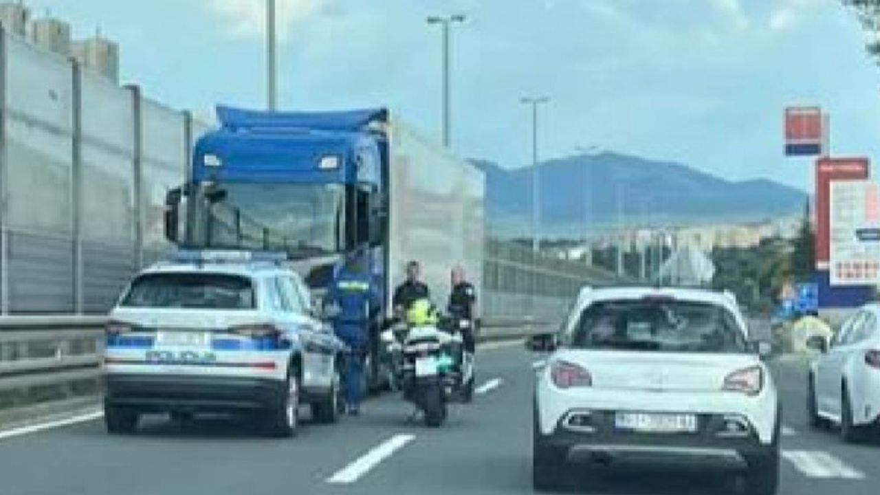 Zaustavljeno vozilo na auto putu