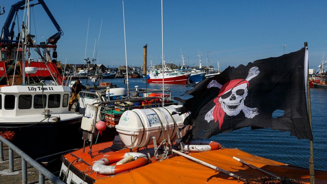 Brod sa piratskom zastavom