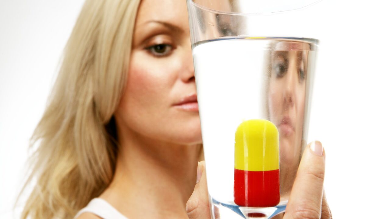 žena pije tabletu