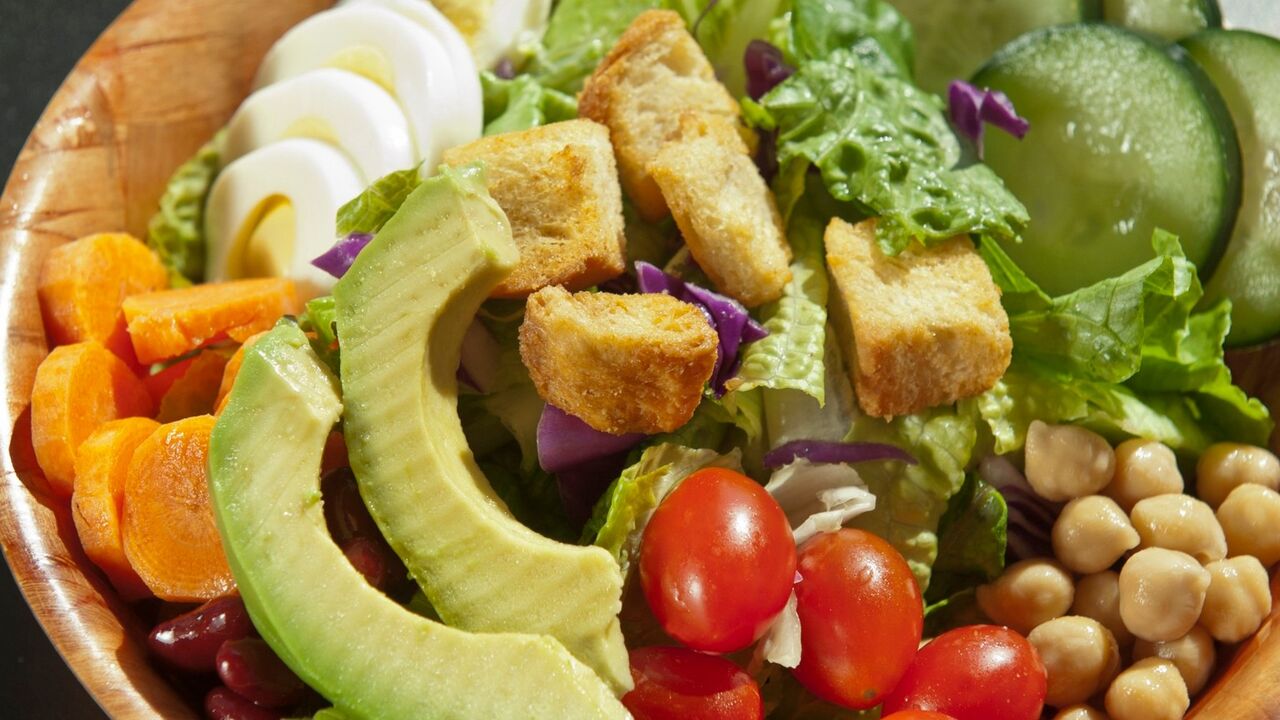 obrok od avokada i zelene salate