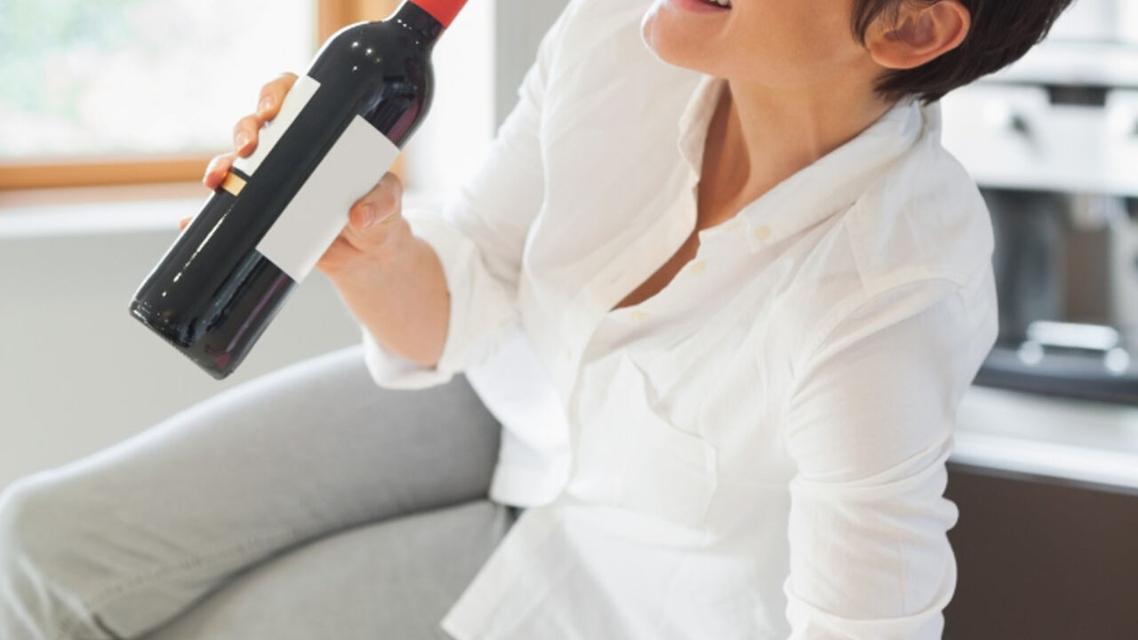 žena pije vino
