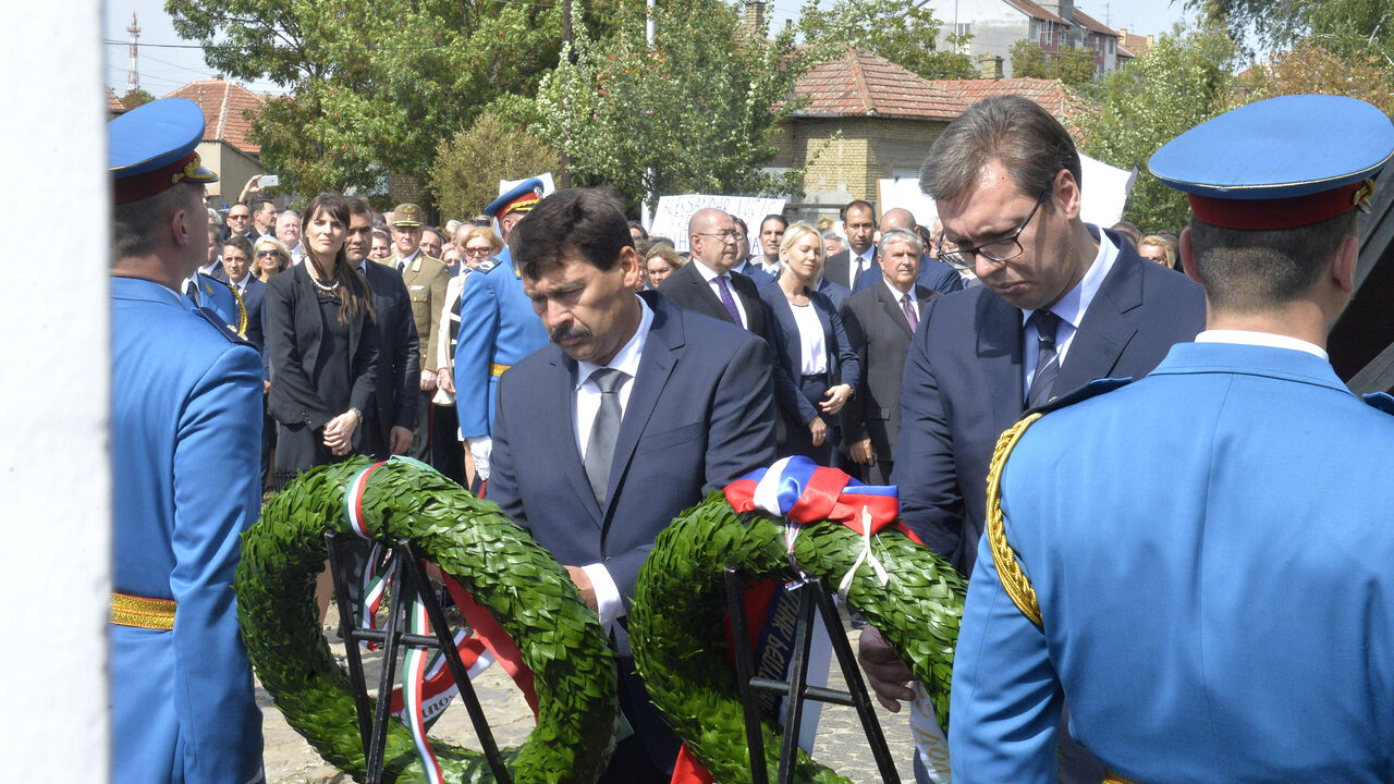 Aleksandar Vučić, Janoš Adler, Polaganje venaca
