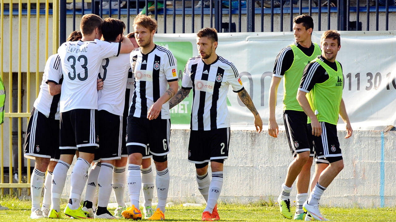 Fudbaleri Partizana proslavljaju treći gol protiv OFK Beograda