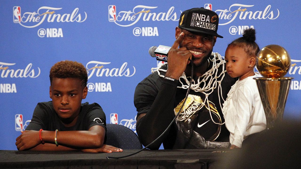 Lebron Džejms sa decom po osvajanju titule Klivlenda