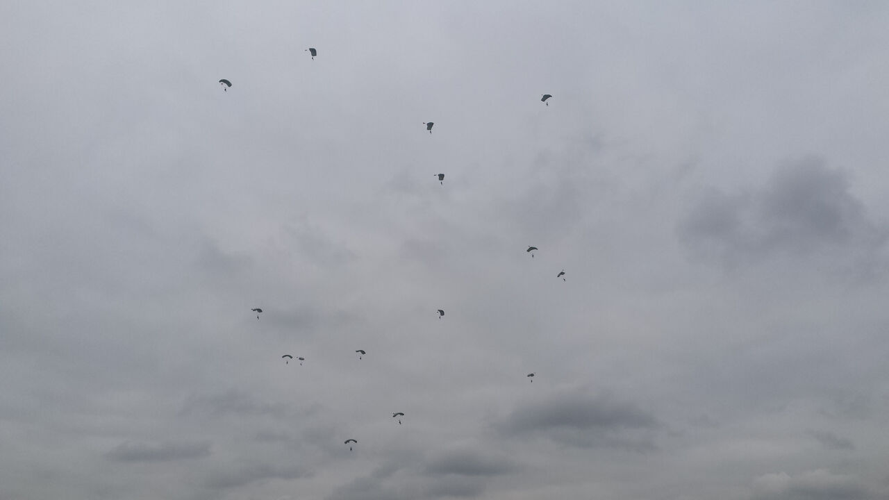 Padobranci nakon iskoka iz aviona