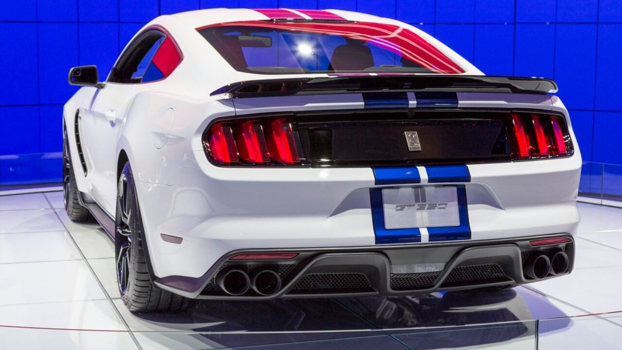 Ford Mustang 2015, migavci od tri dela