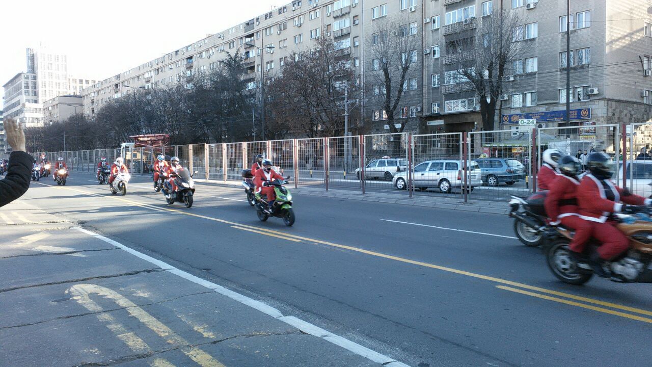 Deda Mrazovi na motorima