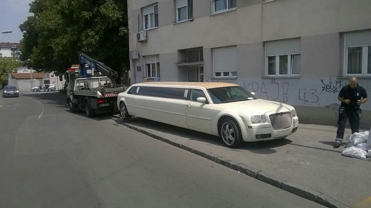 limuzinu nosi pauk