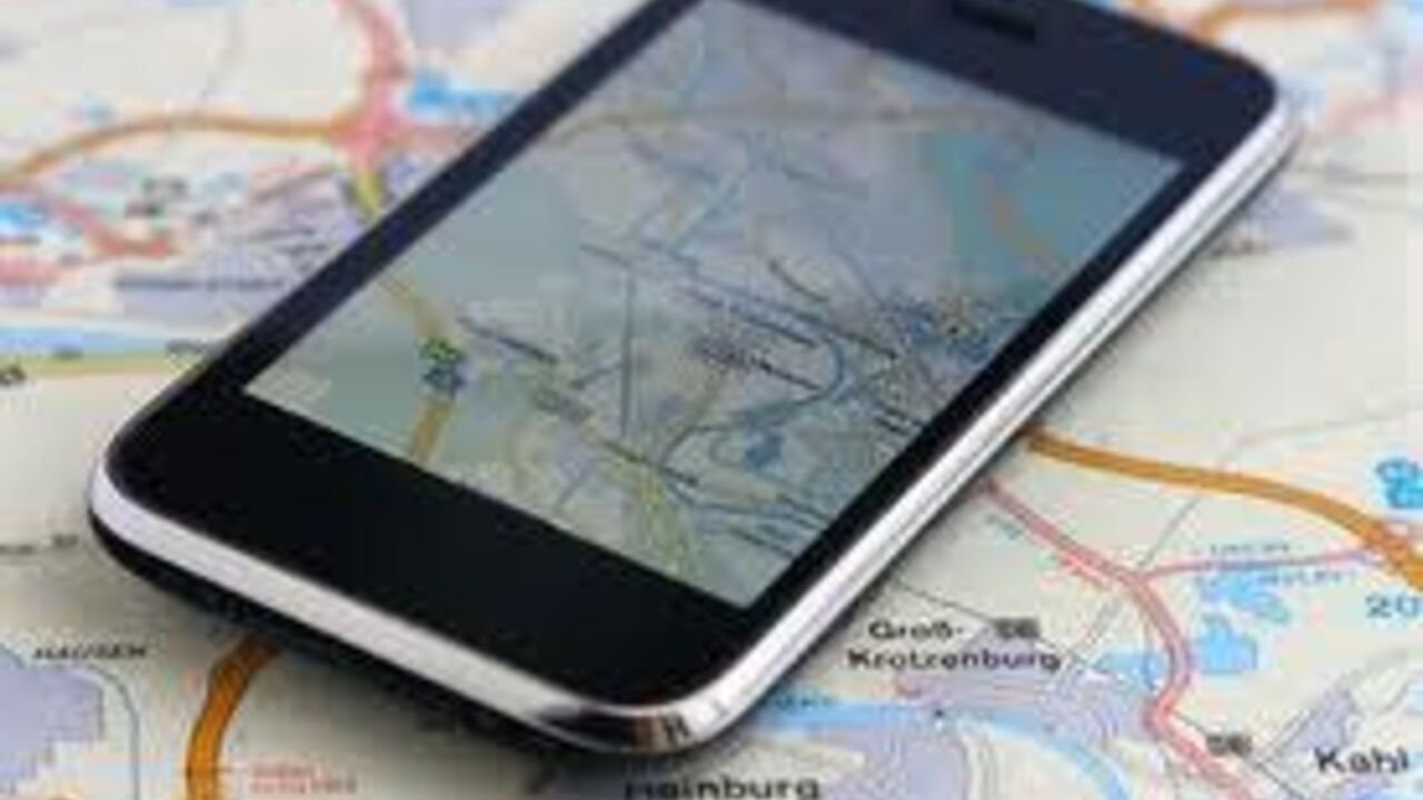 Mobilni telefon na stolu