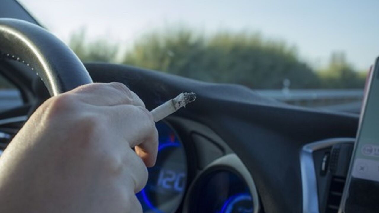 vozač sa cigaretom