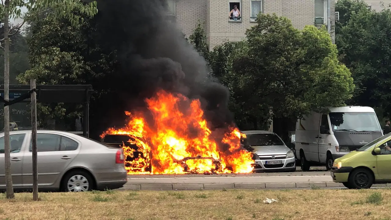Gore automobili na Novom beogradu