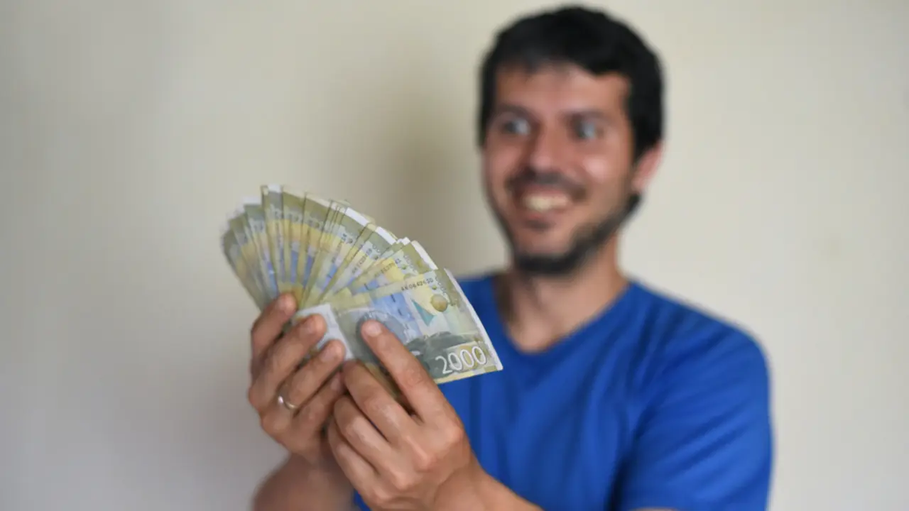 čovek sa novcem