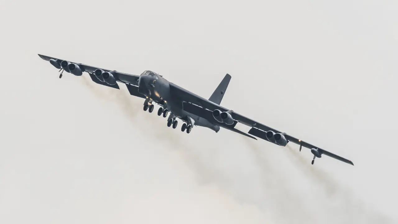B 52 bombarder