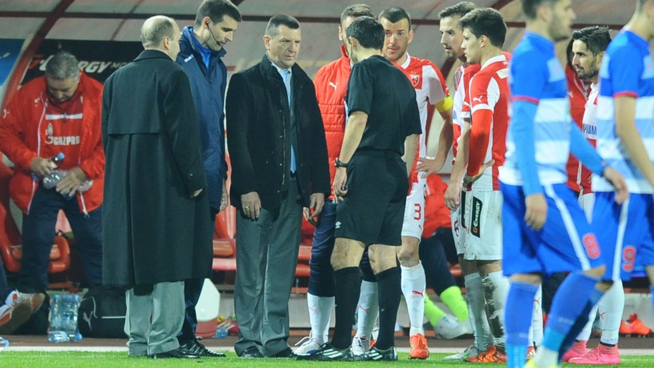 Gužva pred klupom Crvene zvezde pošto je Milorad Mažić isključio Miodraga Božovića na meču sa Borcem