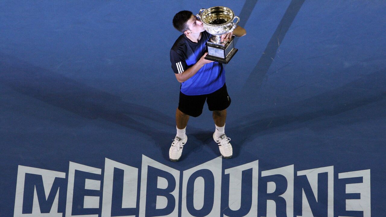 Novak Đoković sa peharom Australijan opena 2008. godine