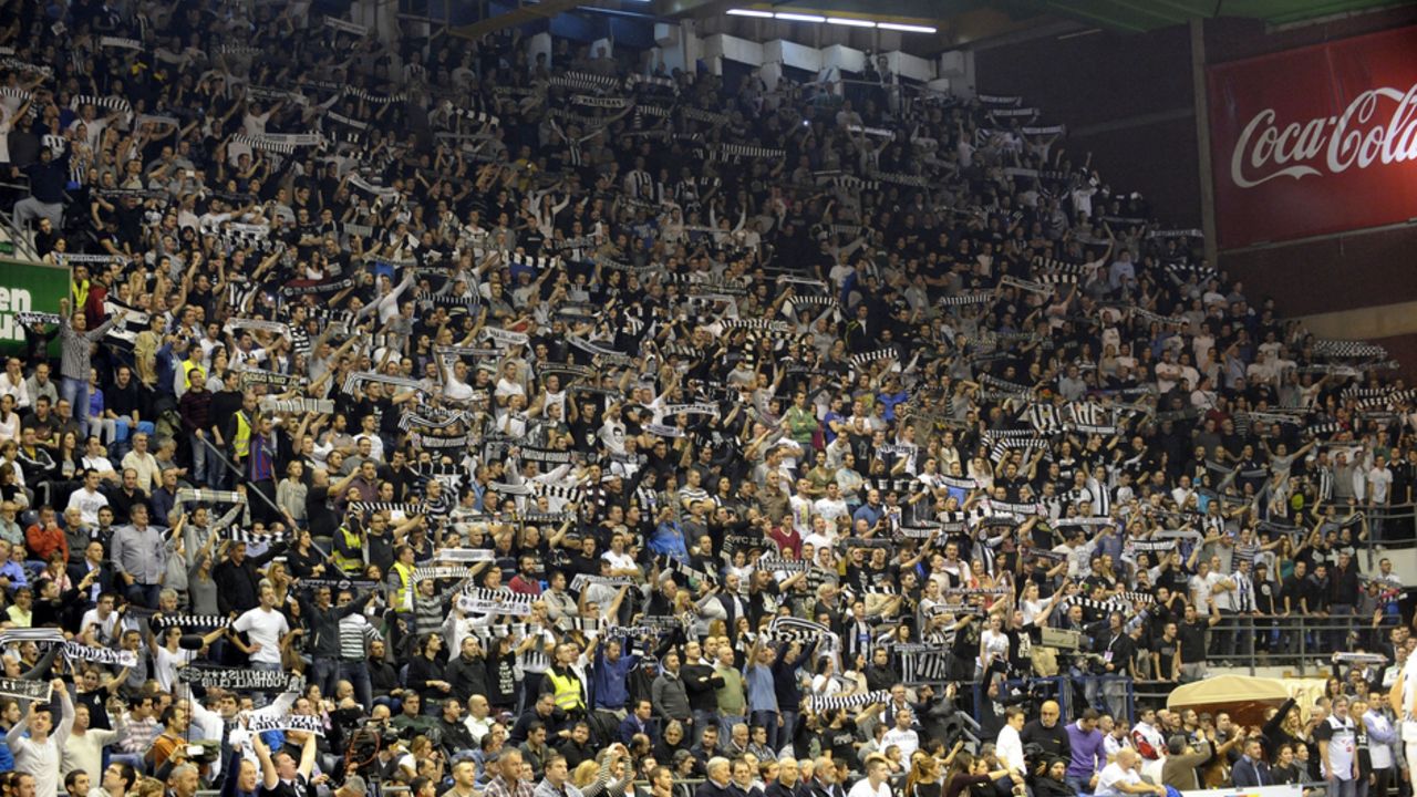 Navijači Partizana u dovrani Pionir