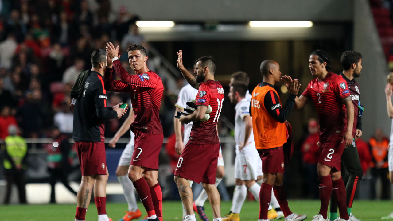 Kristijano Ronaldo pozdravlja navijače posle pobede Portugalije nad Srbijom