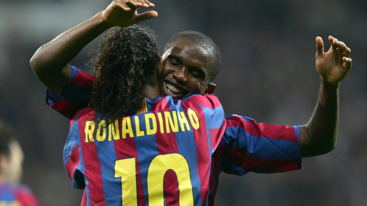 Samjuel Eto i Ronaldinjo slave gol u vreme dok su zajedno igrali u Barseloni