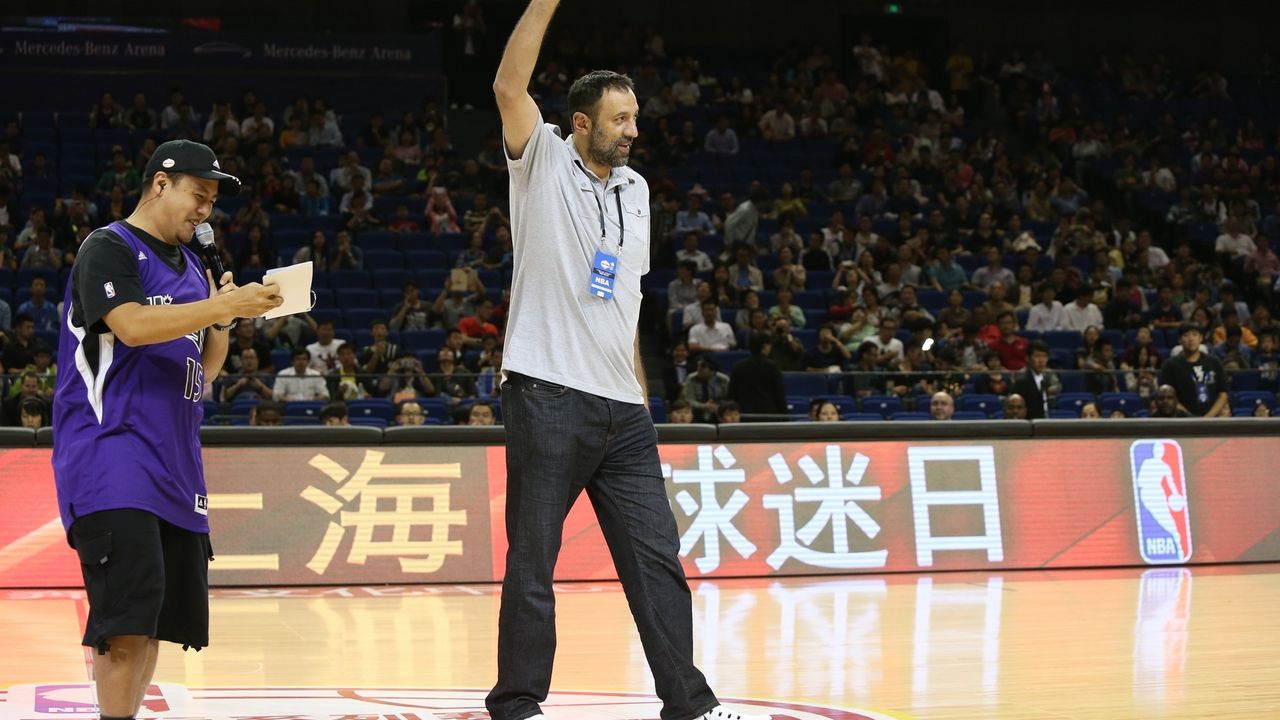 Vlade Divac na turneji Sakramenta u Kini