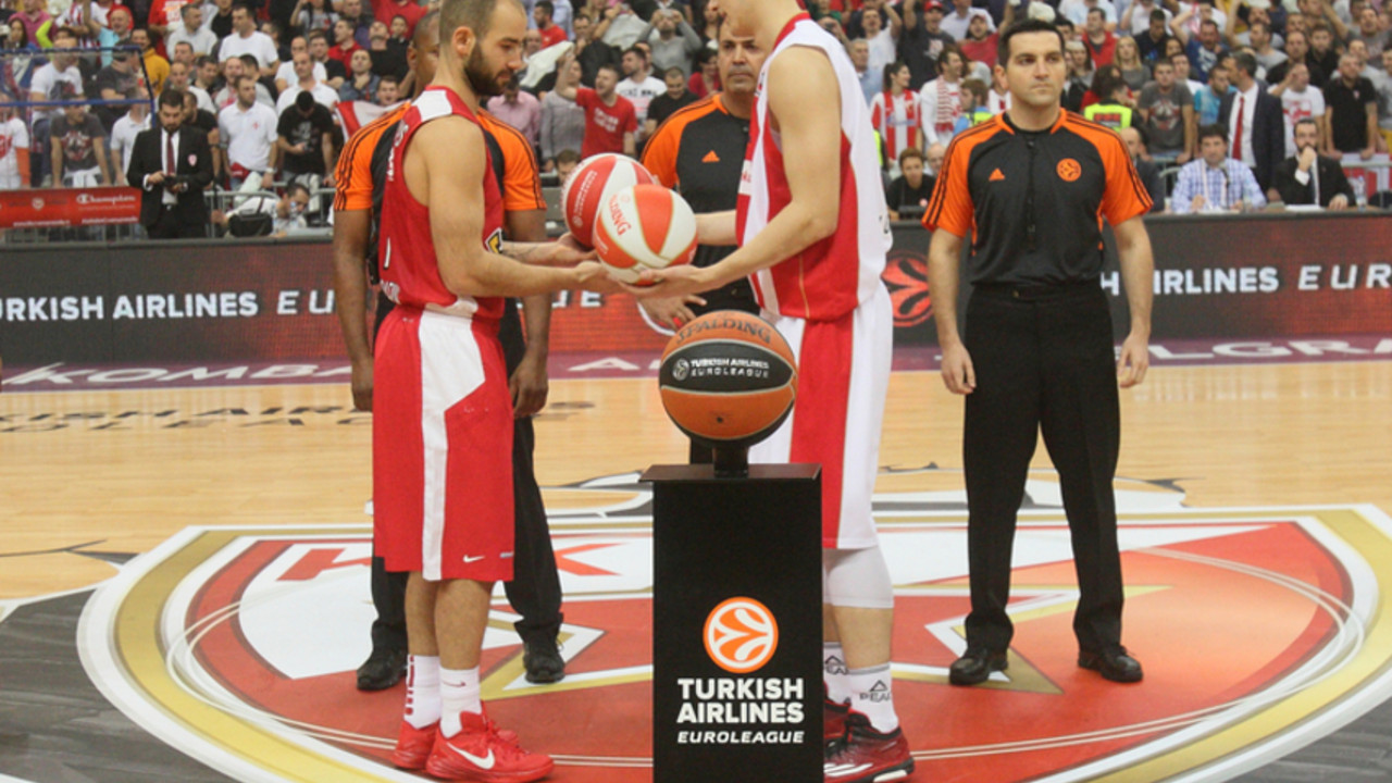 Spanulis i Mitrović razmenjuju lopte pred početak meča Evrolige između Crvene zvezde i Olimpijakosa