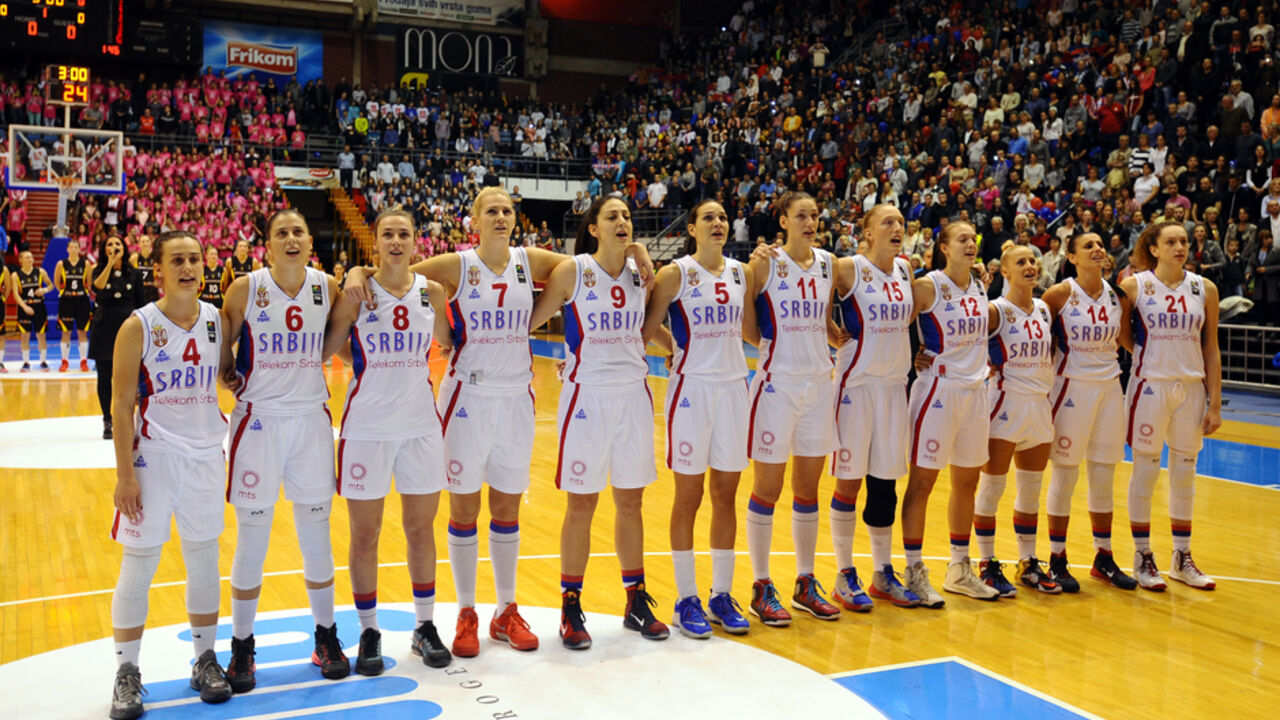 Ženska košarkaška reprezentacija Srbije prilikom intoniranja himne u meču kvalifikacija za EP protiv Nemačke