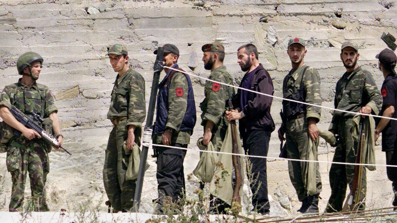 Pripadnici ONA polažu oružije
