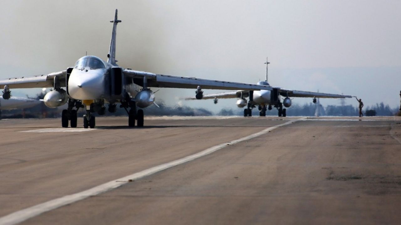 Avioni Su-24 pred poletanjem u Letakiji - Sirija