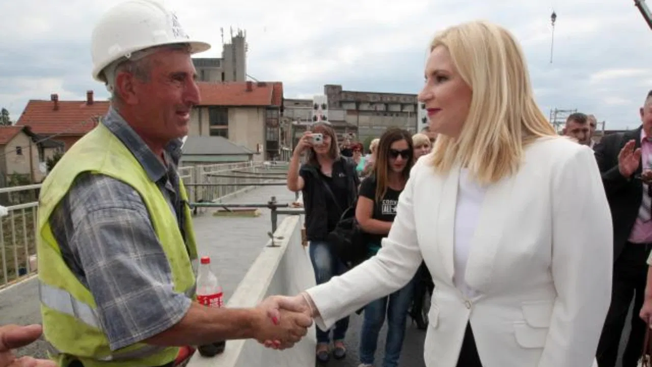 Zorana Mihajlović sa radnikom na mostu u Zaječaru