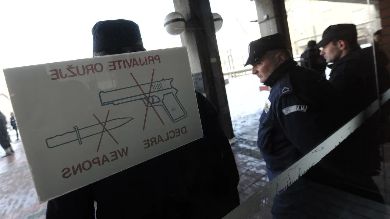 Specijalni sud, zatvor, policija