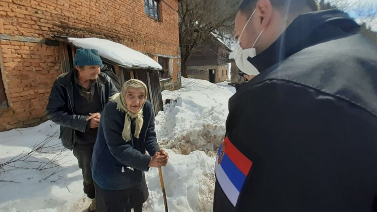 Spasioci dele hranu i lekove zavejanim domaćinstvima na Goliji