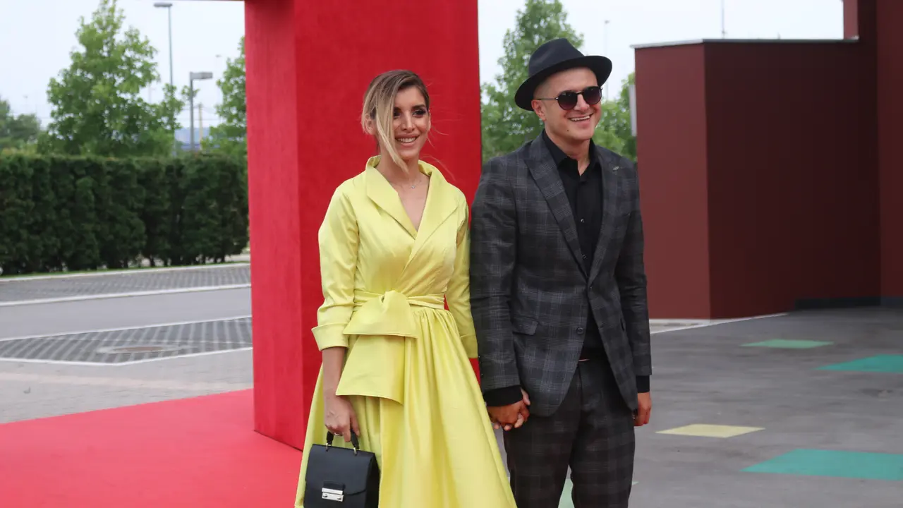 jovana-pajic,-sale-tropiko