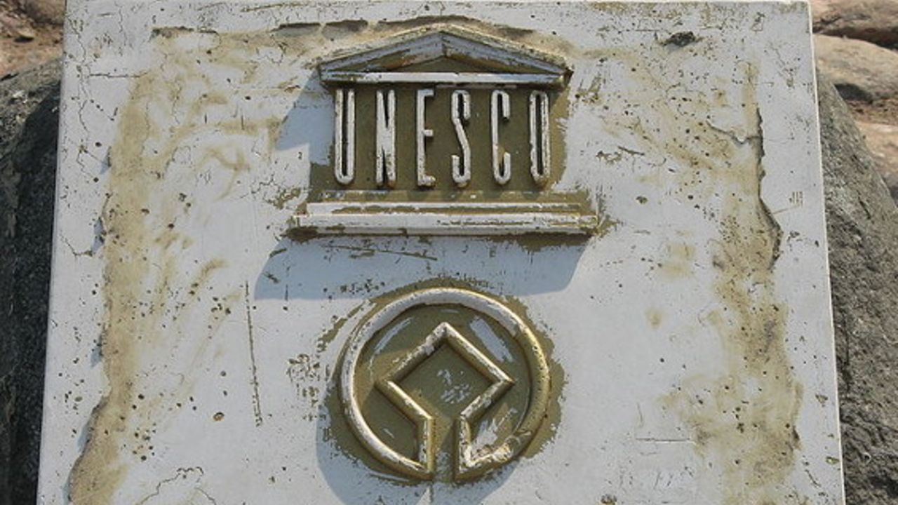 Logo UNESKO-a na zaštićenom objektu
