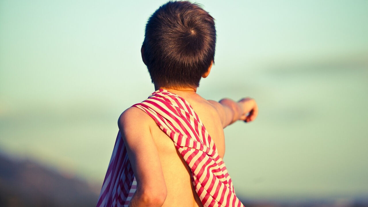 Dečak pokazuje prstom u daljinu