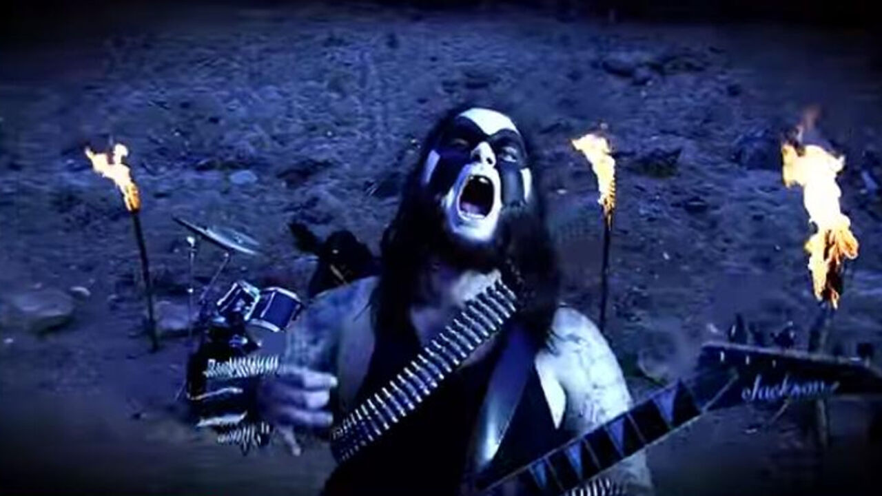 Pevač metal benda u akciji
