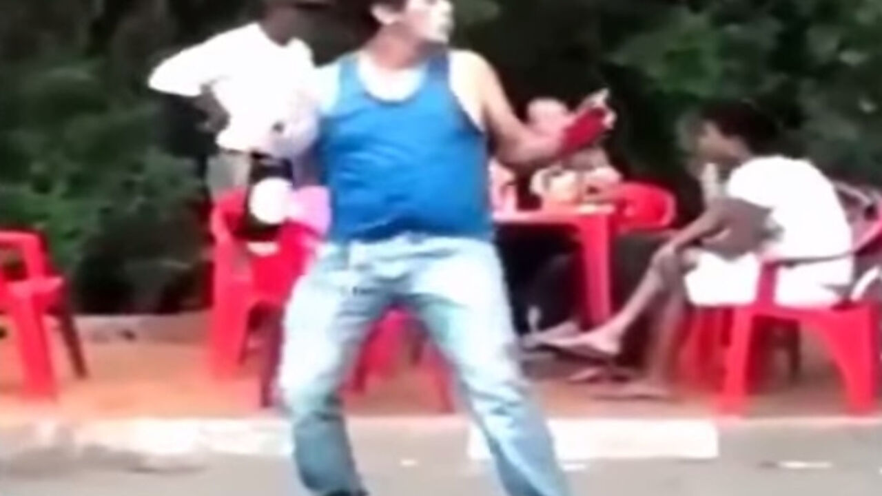 Pijanac igra i pije na ulici