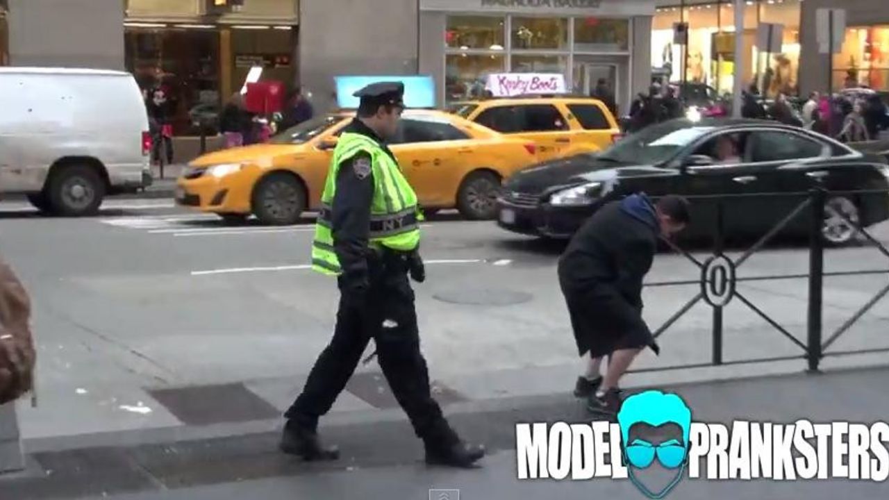 Muškarac masturbira na ulici ispred policajca
